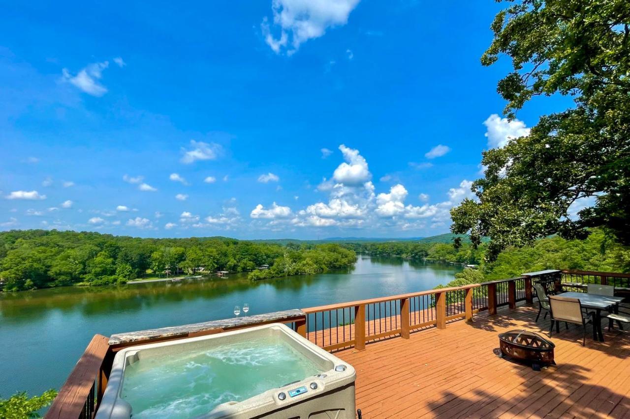 Вілла Hot Springs Waterfront Escape With Hot Tub! Екстер'єр фото